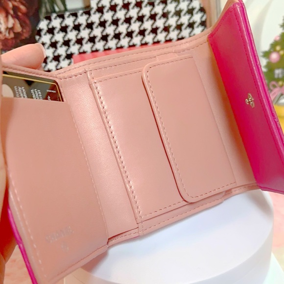 Lambskin Camellia Embossed Compact leather Wallet Fuchsia - Picture 16 of 17